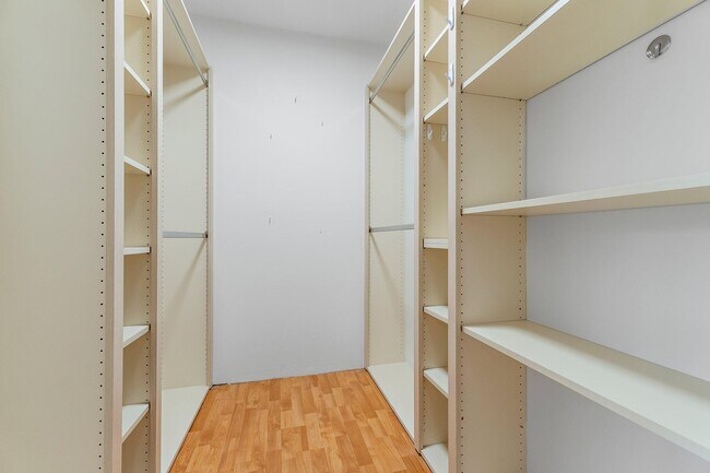 Building Photo - 2406 SW Danbury Ln