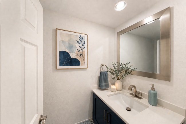 Building Photo - 4 bed, 2.5 bath Townhome Close to Community Pool!