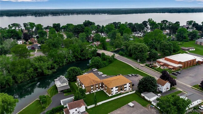 Building Photo - Charming 2BR Condo in Niagara Falls