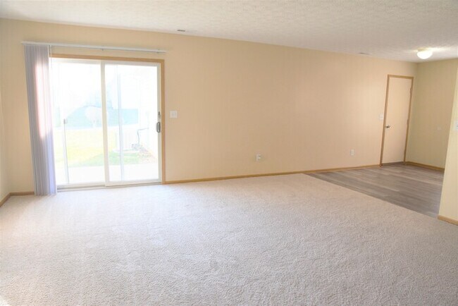 Building Photo - 4 Bedroom Condo in Villages of Polaris Park!