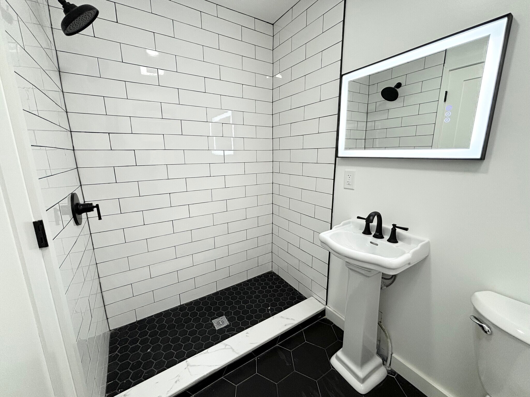 Building Photo - 165 W Main St