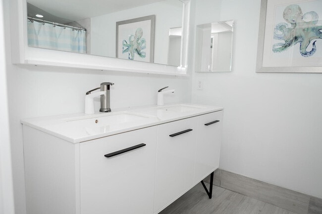 Building Photo - 5700 Coach House Cir