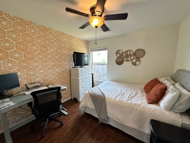 Building Photo - For Rent: Charming 3 Bed, 2 Bath Home in M...