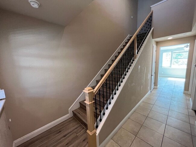 Building Photo - Newer Low Maintenance Home off Glenn and S...