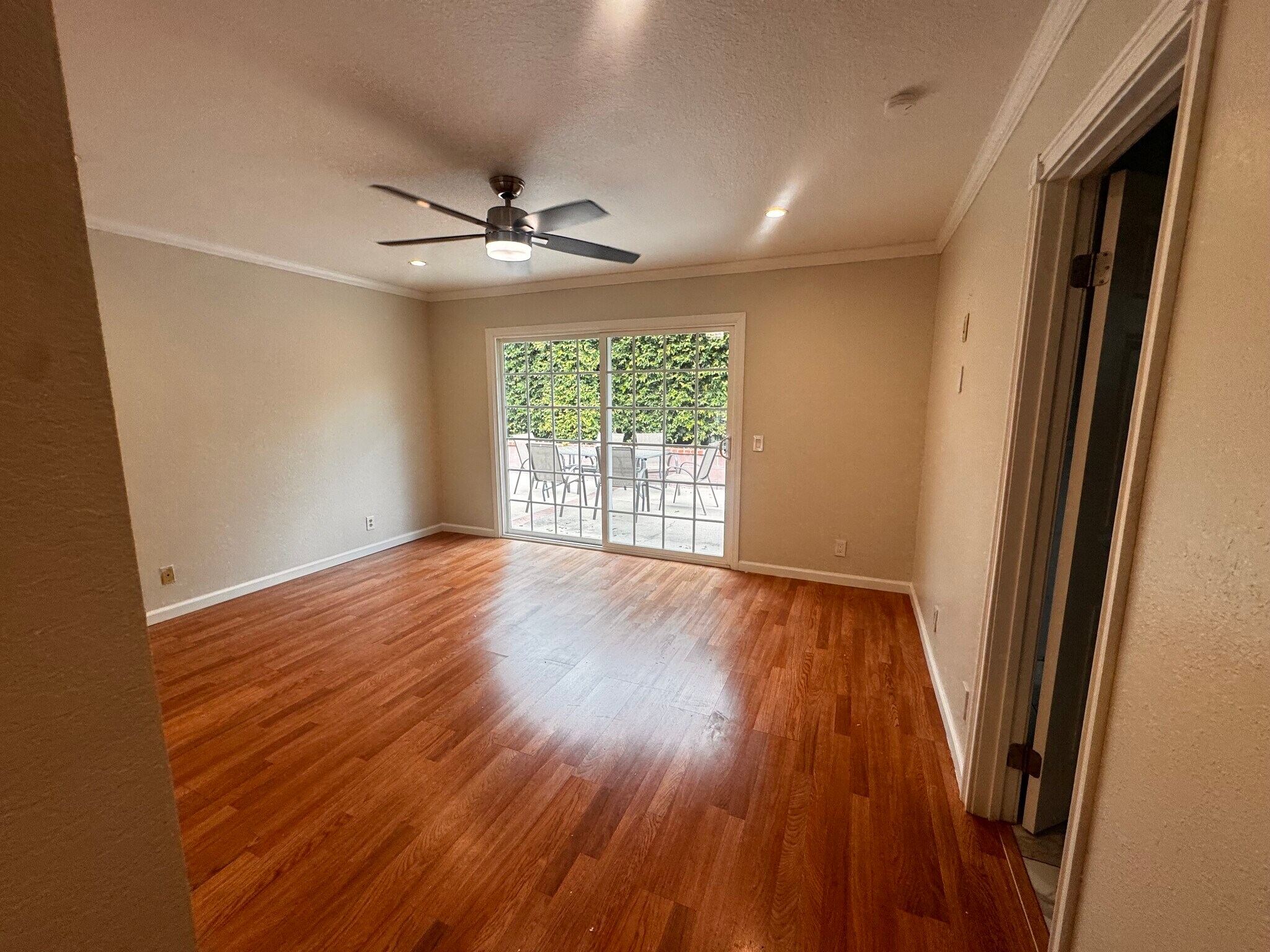 Building Photo - 925 Royal Oaks Dr