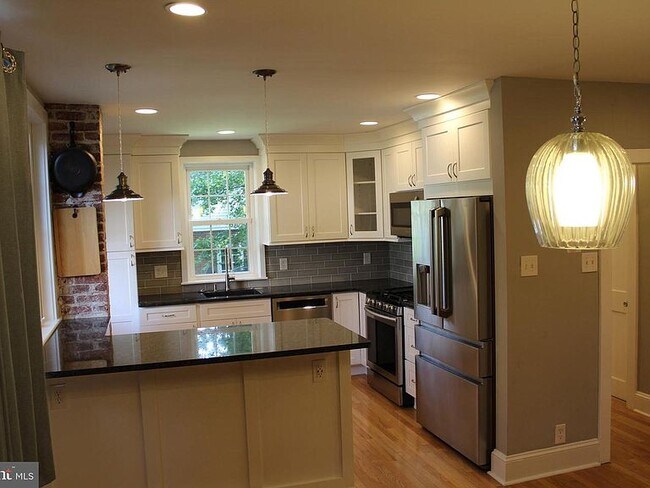 Building Photo - 744 Rydal Rd