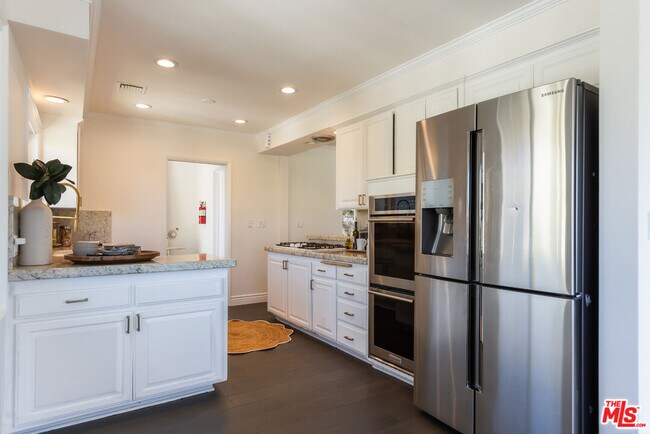 Building Photo - 3819 Sunswept Dr