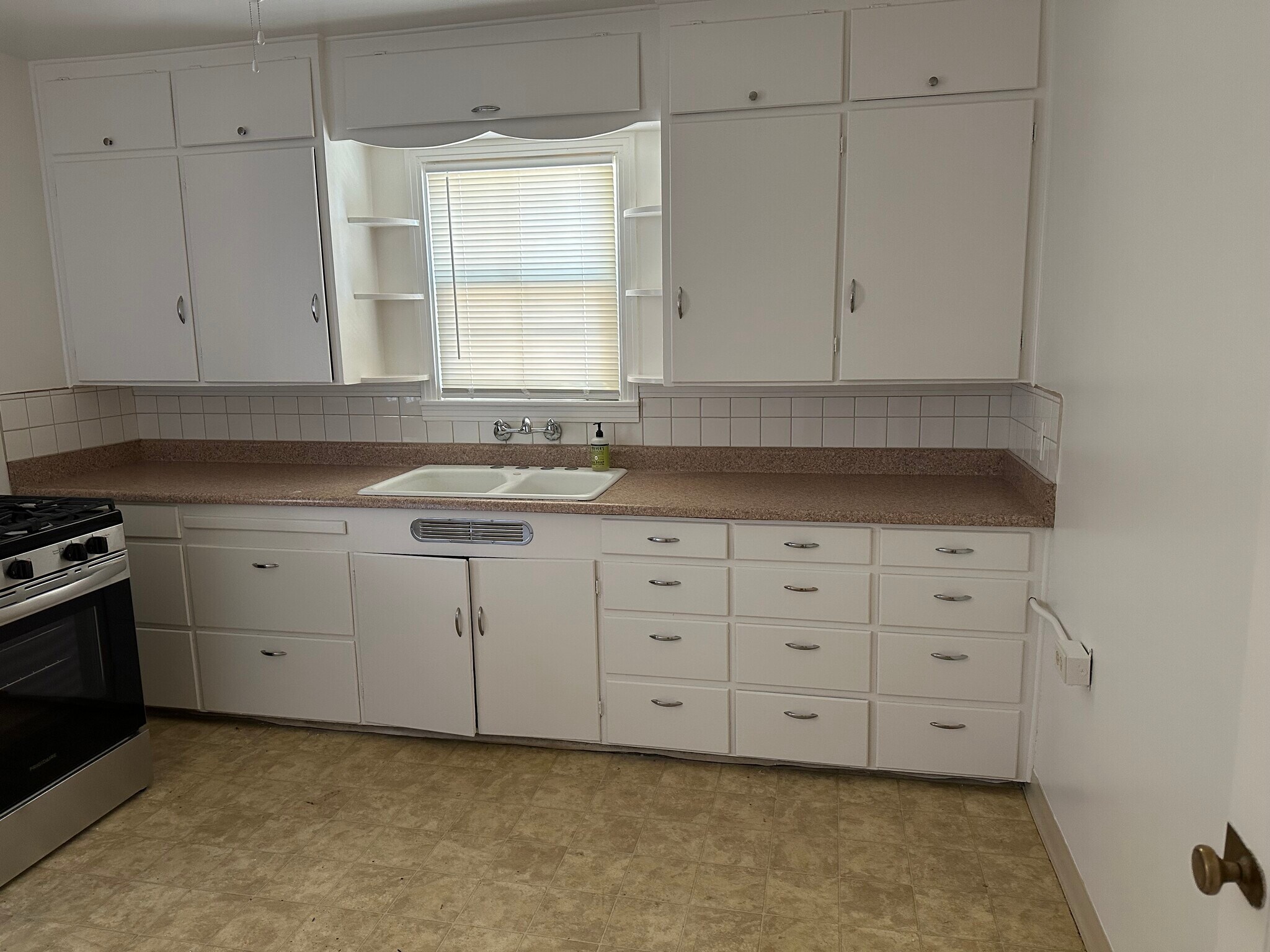 Large kitchen - 2120 5th St