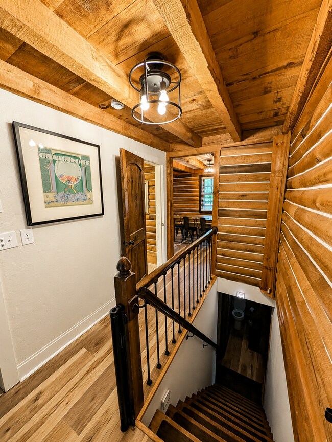 Building Photo - Black Mountain Cabin!