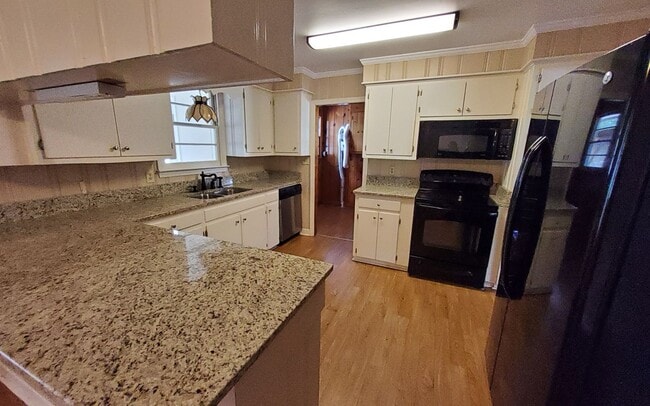 Building Photo - Close to Shopping