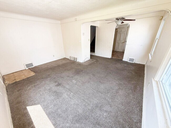 Building Photo - 3 BED 1 BATH BEAUTIFUL SINGLE FAMILY HOME ...