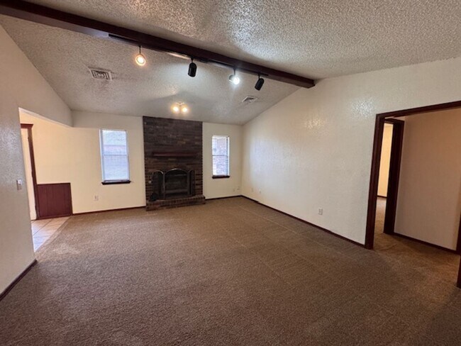 Building Photo - 3 bed, 2 bath ,fenced back yard in Moore Schools, ready for move in!