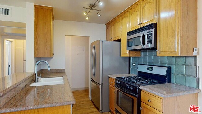 Building Photo - 421 La Fayette Park Pl