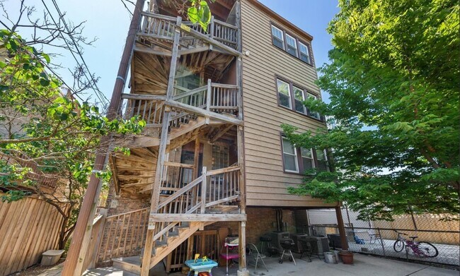 Building Photo - 4215 N Francisco Ave