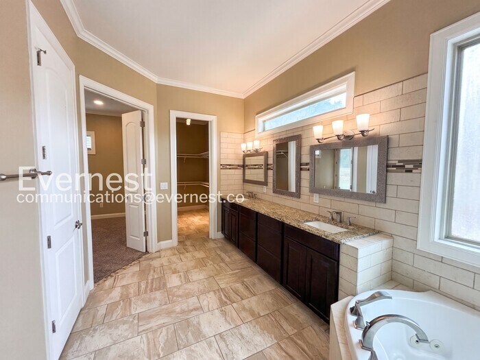 Building Photo - 21208 Oak Dale Dr