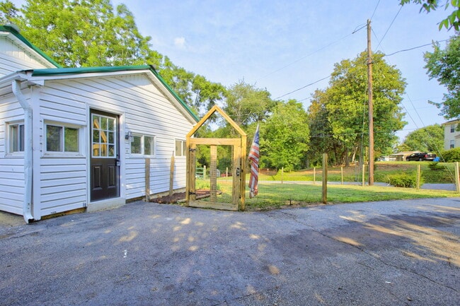 Building Photo - 611 Holston Creek Church Rd