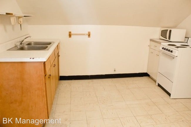 Building Photo - 348 W Oak St