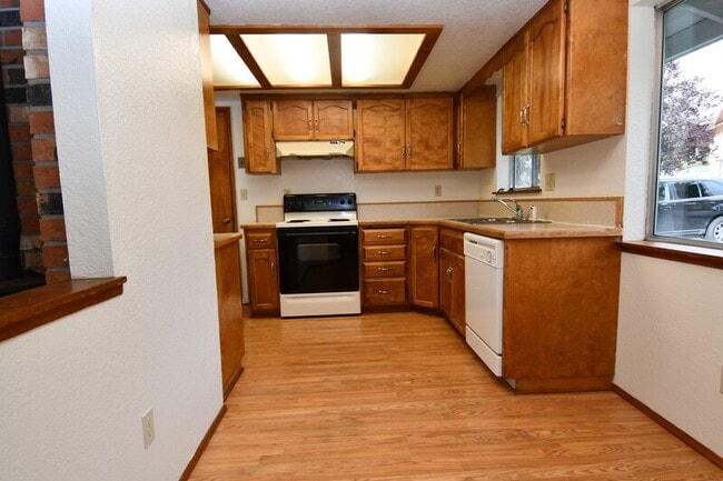 Building Photo - 805 NE Ash Ct