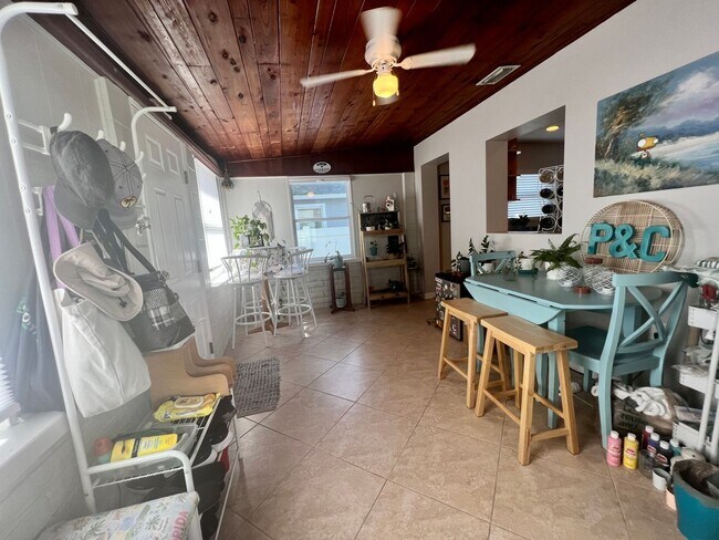 Building Photo - 2 Bed/1Bath/1 Car Garage Home