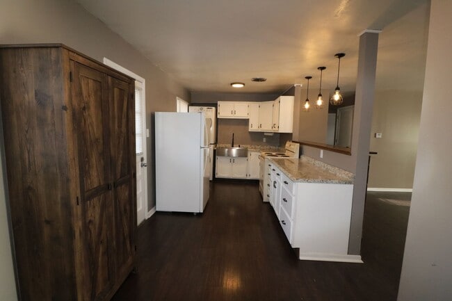 Building Photo - Awesome 4 bedroom home located just a short walk from Campus and Bill Snyder Family Stadium!