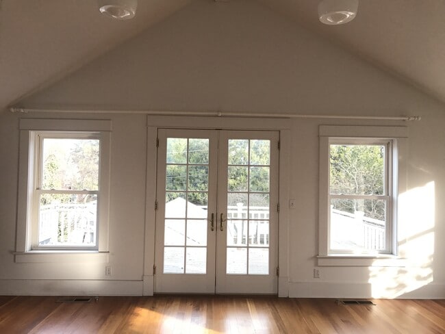 Building Photo - Large, Centrally Located Craftsman Home in...