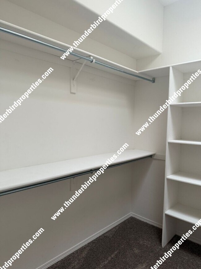 Building Photo - 3 Bedrooms, 2 baths with Valley views in N...
