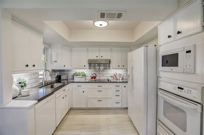 Building Photo - 20534 Highland Lake Dr
