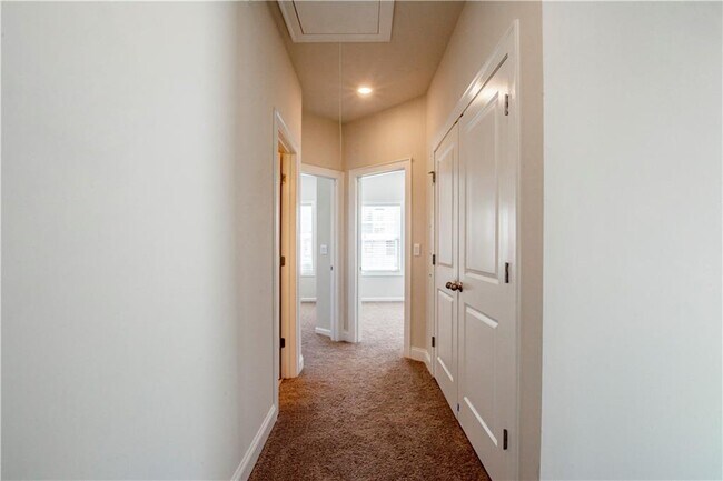 Building Photo - 1662 Mountain Top Ln SE