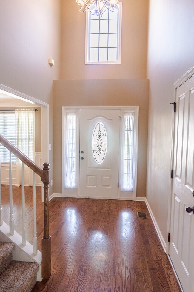 Building Photo - Pet Friendly Three Bedroom with Bonus!