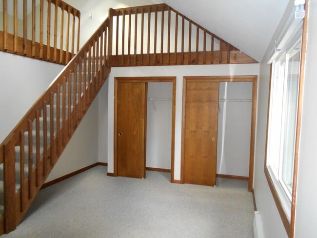 Building Photo - Derry Townhouse for Rent- 2 Bedrooms + Loft!  Available Nov 15!