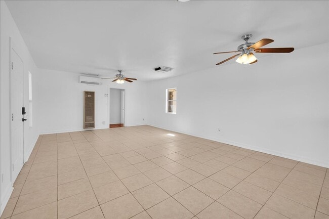 Building Photo - 2 Bedroom Home on 1.8 Acre Lot