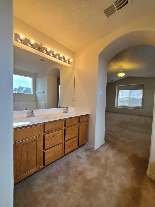 Building Photo - Stunning 2 story 2575 sq ft home- New Carpet