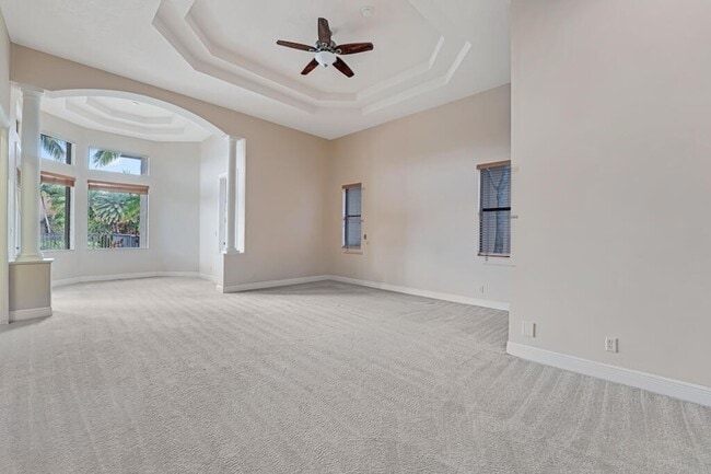 Building Photo - 10513 Versailles Blvd