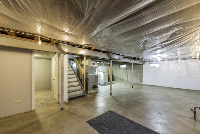 Building Photo - 342 N Lewis Ave