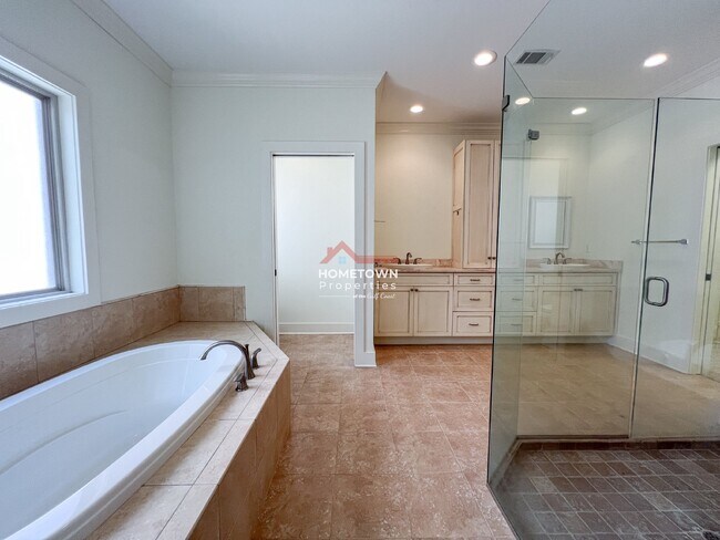 Building Photo - Beautiful 3-Bed Home with Outdoor Kitchen ...