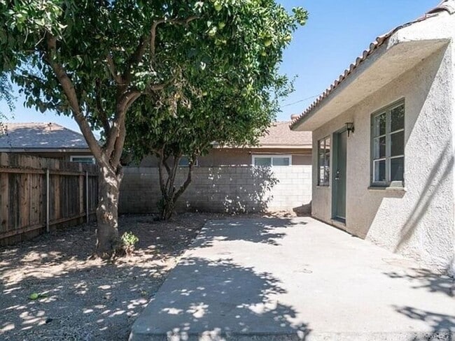 Building Photo - Adorable One Bedroom Backhouse
