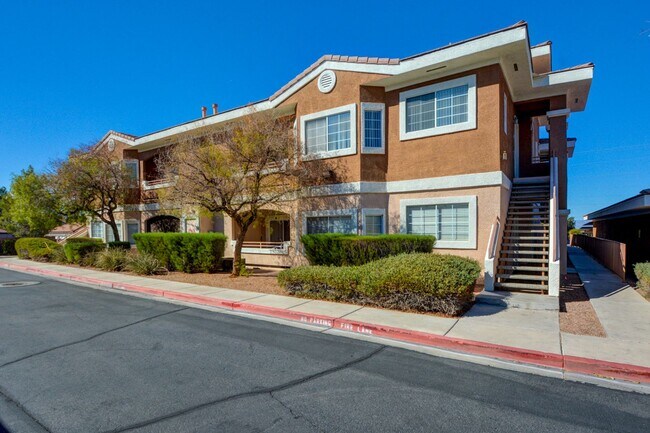 Building Photo - Beautiful / Spacious / Two Bedroom Condo /...