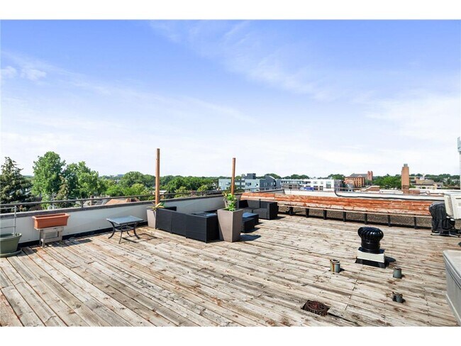 Building Photo - 504 W Franklin Ave