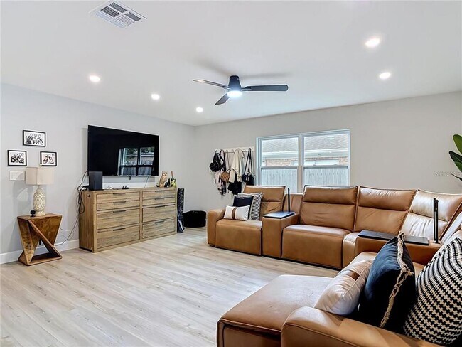 Building Photo - 8676 Hillside Dr
