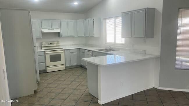 Building Photo - 7705 W Solano Dr