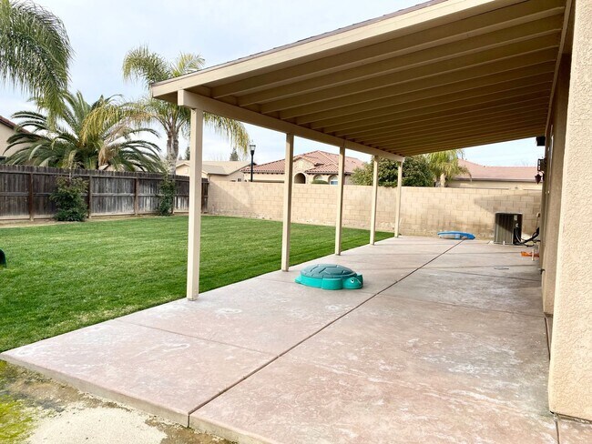 Building Photo - Beautiful 3-Bed, 2-Bath Near Sanger West High School