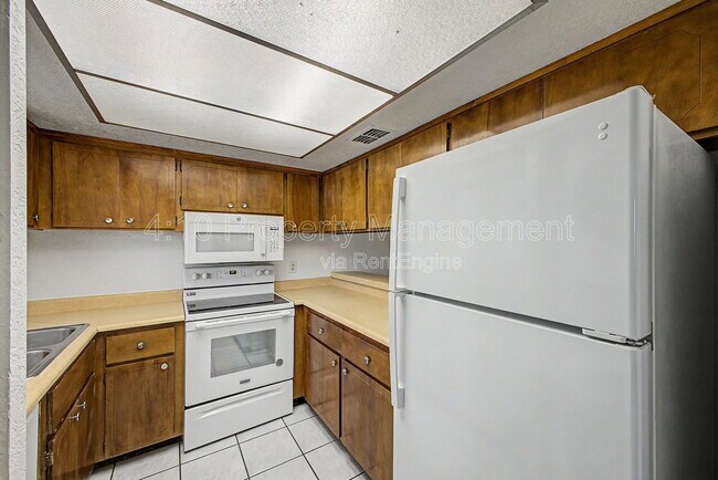 Building Photo - 4050 E Cactus Rd