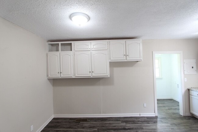 Building Photo - Belview Beauty!  Cute ! Cute! Cute! New on...