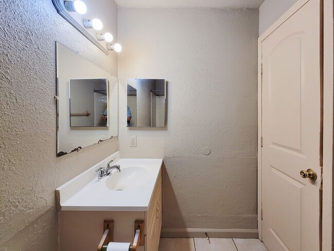 Building Photo - This charming home offers 3 bedrooms and 2...