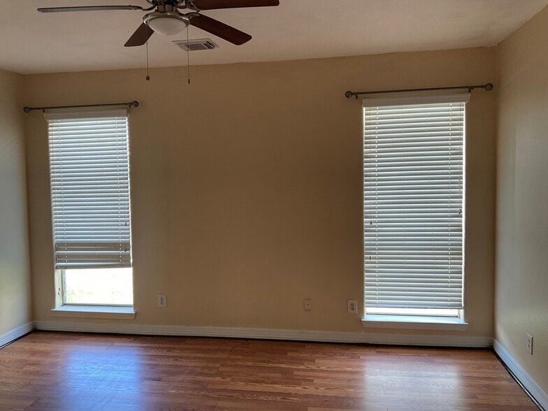 Building Photo - 10610 Mills Way