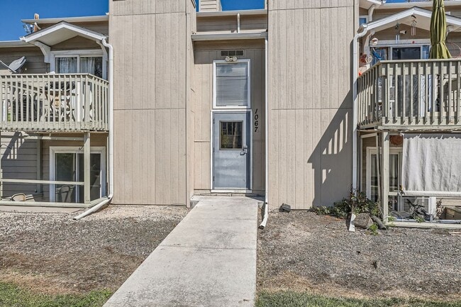 Building Photo - Newly Updated 2 Bedroom Condo- Move in Nov...