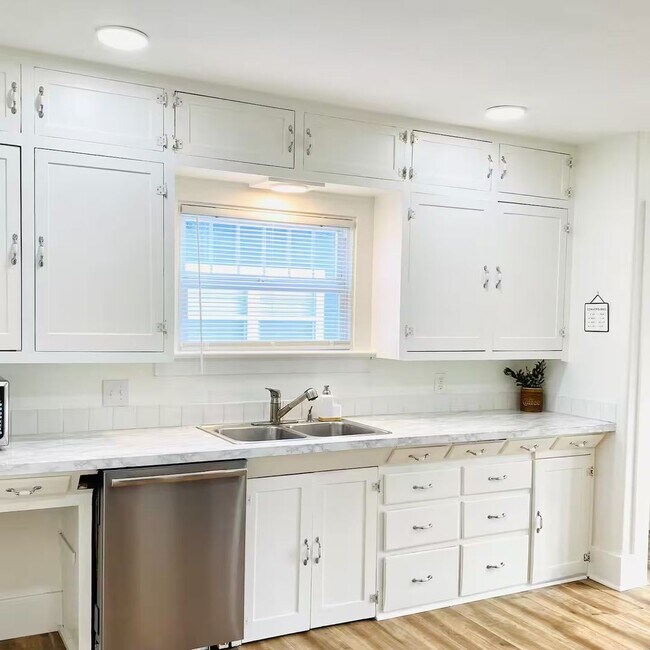 Building Photo - Beautiful Historic Home on Front Street in Lynden