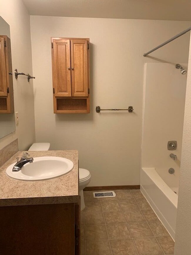 Building Photo - 3Bd/2Ba Single Story Home - Available to View!