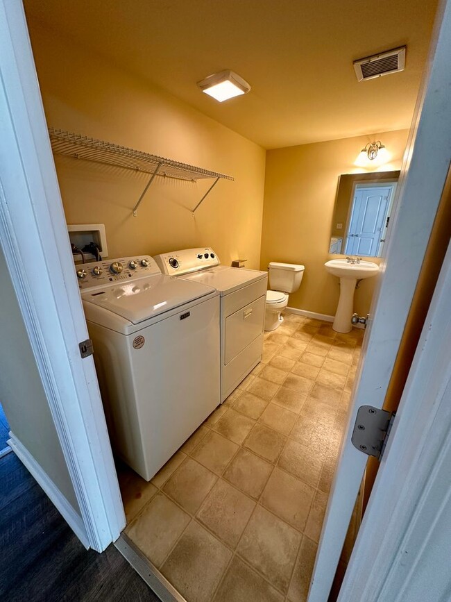 Building Photo - 2086 Market St Ext