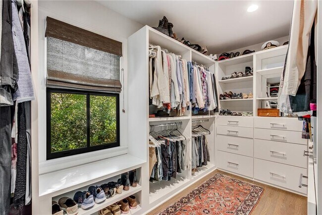 Building Photo - 1100 Kingston Dr NE